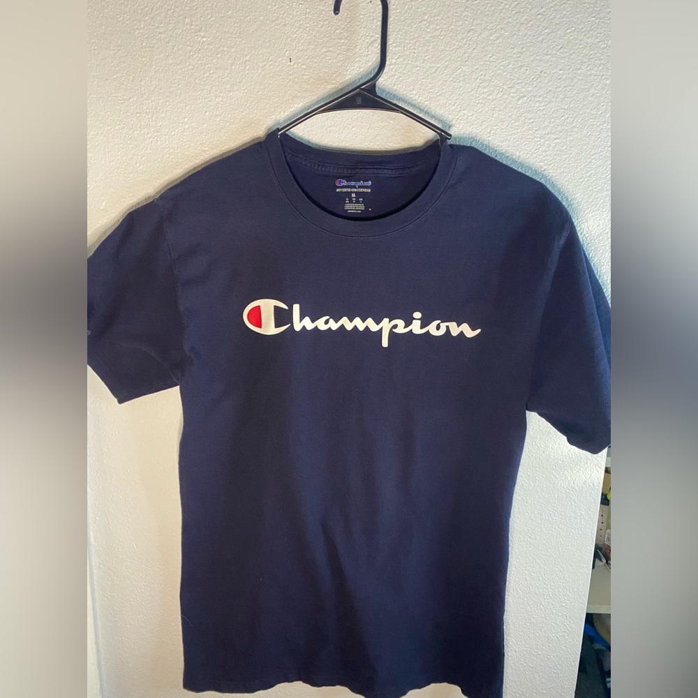 Navy blue Champion tee
In good condition and shape size M